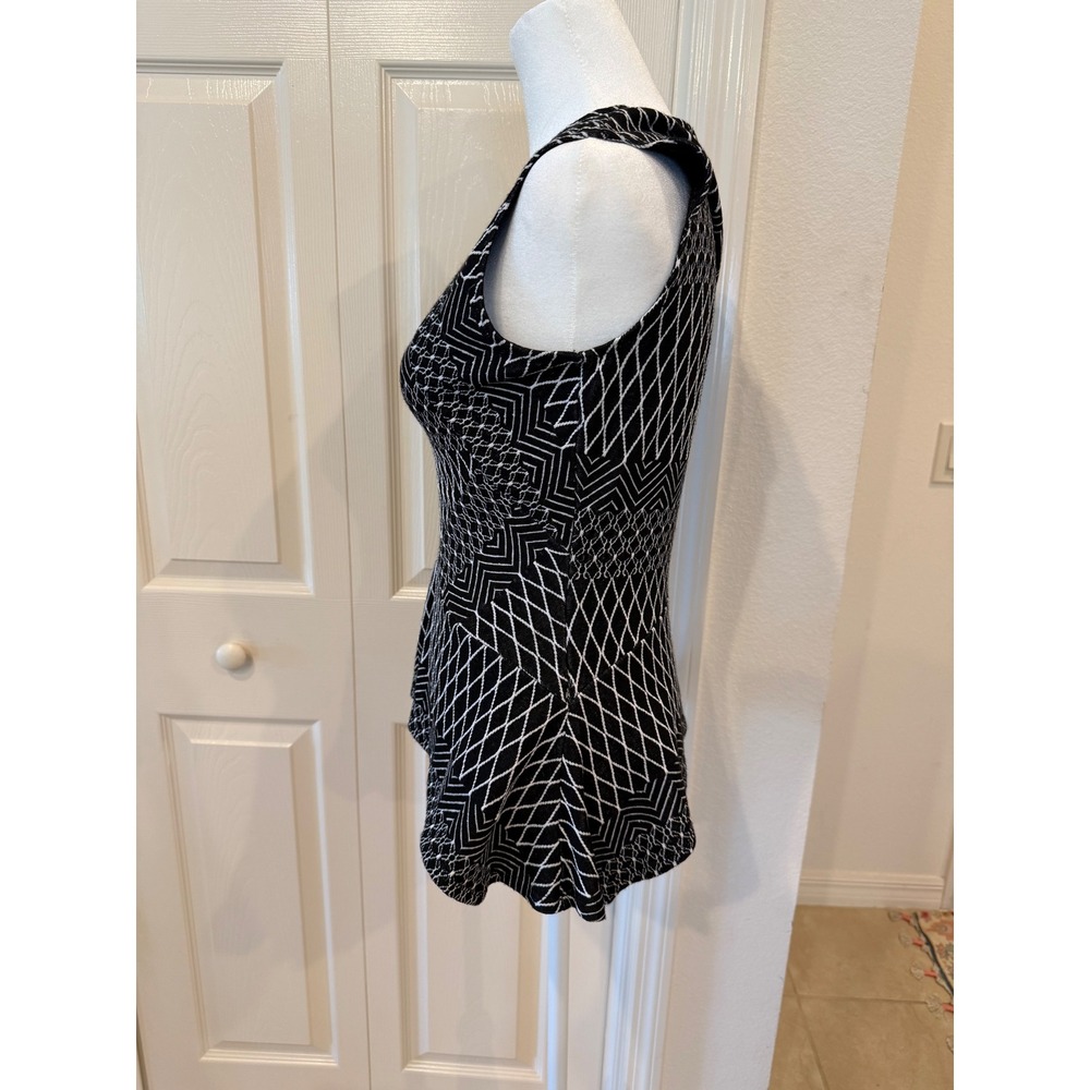 BCBGMAXAZRIA Black White Geometric Jacquard Knit Peplum Top Small Sleeveless - Picture 4 of 8